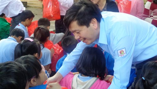Đồng chí Nguyễn Long Hải tặng quà cho các em học sinh khuyết tật